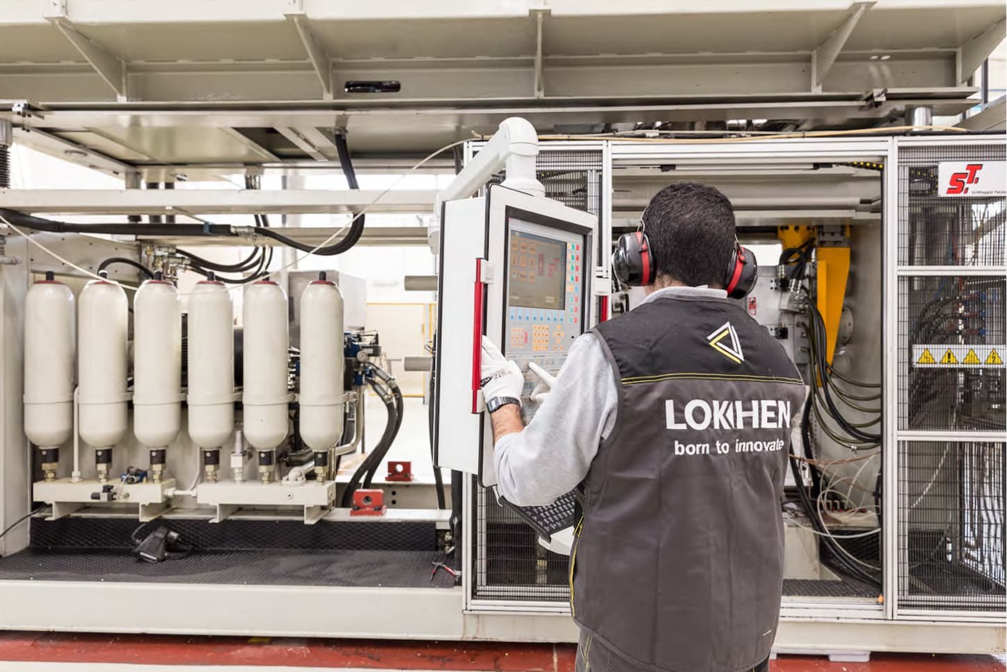 Operatore Lokhen al pannello di controllo di una linea produttiva