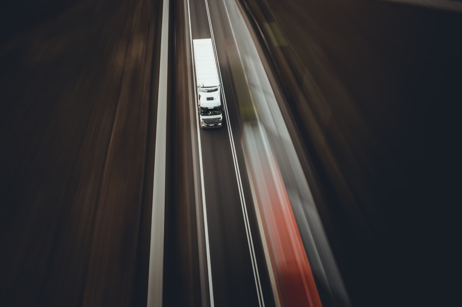 Camion in autostrada ripreso dall'alto con scie luminose